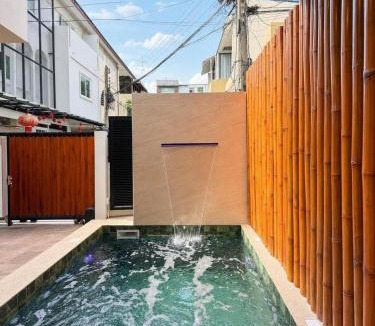 Rama 9 Apartment | 5 Bedroom Central Bangkok Pool Villa with Netflix
