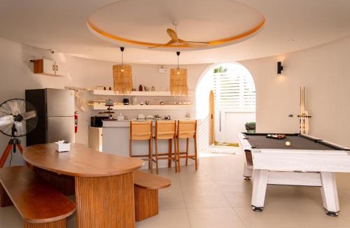 Bang Sare Villa | White Curve Villa