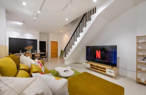 Phra Khanong Nuea Villa | MIQ Ekkamai1 - 5BR house 65 inch TV