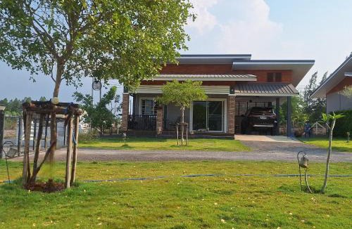 Suan Phueng House | บ้านน้ำผึ้งโฮมสเตย์ Pool & Garden