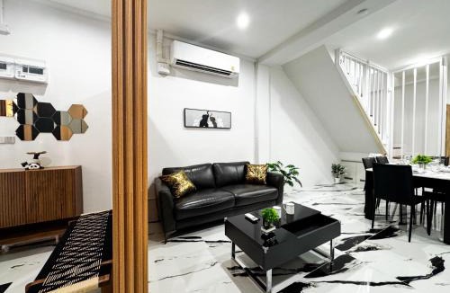 Bang Phlat Apartment | Number 31 Bangkok Family