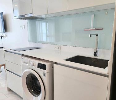 Khlong Toei Nuea Apartment | Prime 1BR in Sukhumvit 11 CentralStylishModern
