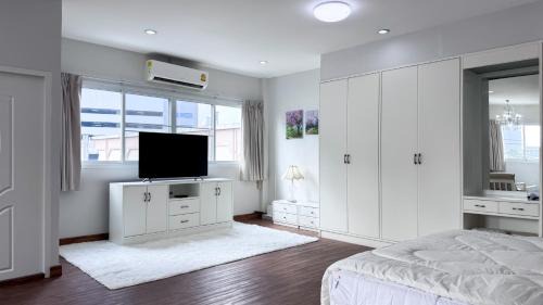 Bangkok Central Business District Hotel | Blissful Heaven Residence at BTS Phromphong Emdistrict Shopping Area