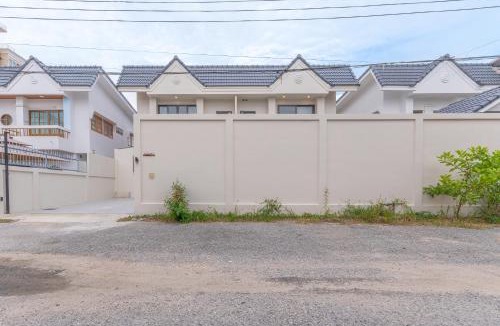 South Pattaya Villa | T M L-Urban Exquisite Pool Villa -4 bedrooms & 6 bathrooms - Private KTV - Prime Location -Family & Group