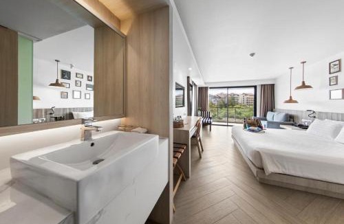 North Pattaya Hotel | Mayaana Beach Resort Pattaya