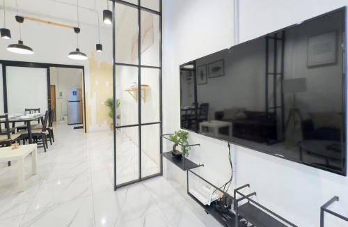 China Town Villa | 200m to Chinatown Yaowarat Entire 3-Floor Home 5 Bedrooms Characteristic old neighborhood Great for Groups