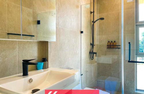 Su Thep Villa | Minimal Luxury Villa HUGE Garden - 10 min to Nimman and Old City