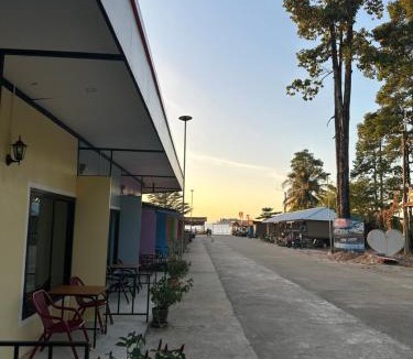 Ko Chang Hotel | Lonely beach complex titanic hotel in beach shopping street markets ในศูนการค้าติดทะเล