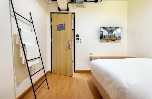 Wang Burapha Phirom Hostel | Siam Subway Hostel and Café