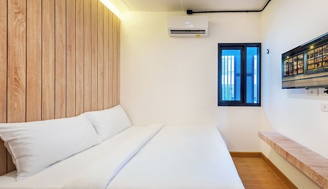 Siam Subway Hostel and Café in Bangkok