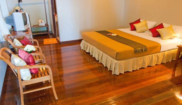 Baan Klang Aow Beach Resort in Bang Saphan