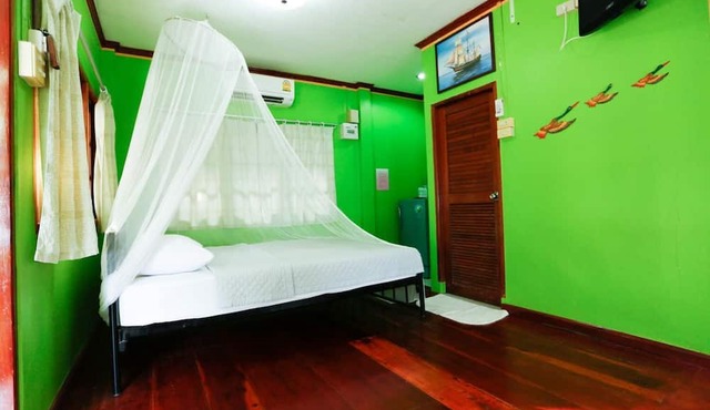 Kasemsuk Resort in Bang Saphan