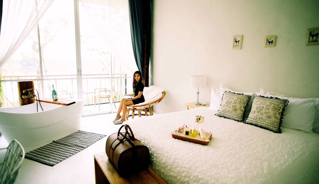 White Wall Riverfront Hotel in Kamphaeng Phet