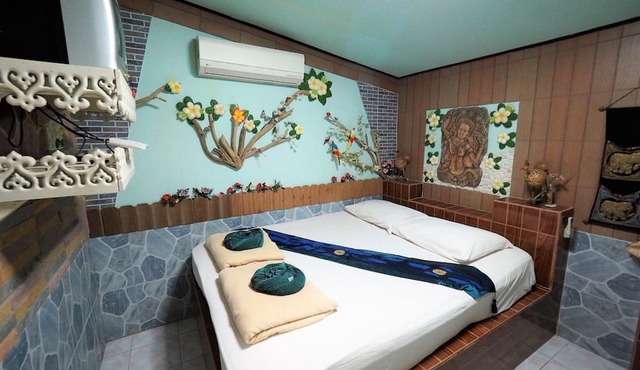 Ruenrimkwai Resort in Sai Yok