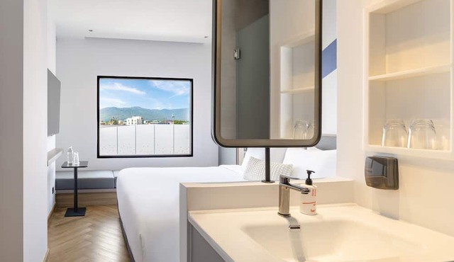 Bedz Hotel Ban Bueng in Ban Bueng