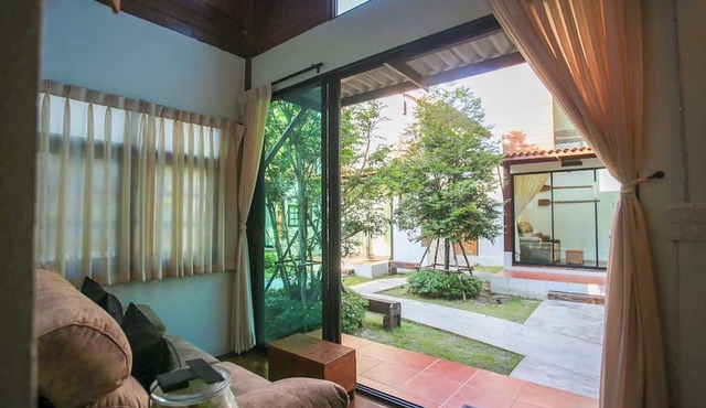 Baanrongmai Canal Front Homestay in Phra Pradaeng