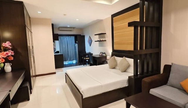 Eastpana 304 (R2) Hotel in Si Maha Phot