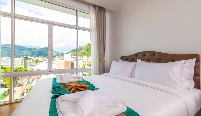 Meet Holiday International Hotel in Patong