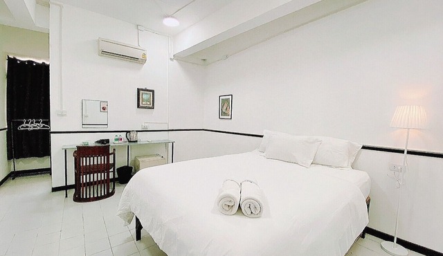Bob House MRT Hua Lamphong in Bangkok