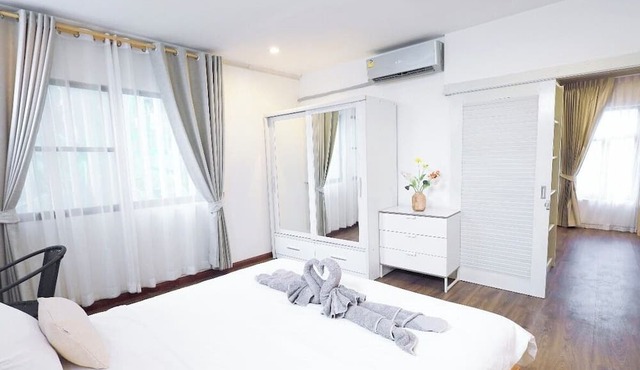 4 Bedroom/5 Beds Villa Din Daeng BKK in Bangkok