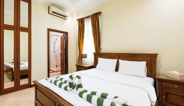 Luxury 4BR Pool Villa Pratamnak Soi5 - 50m to Beach in Pattaya