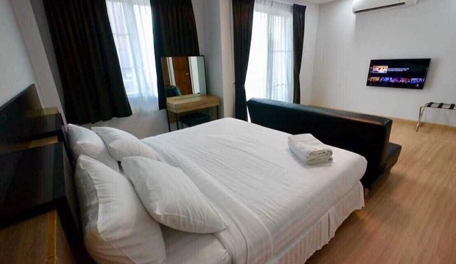 Basic Line Home in Chiang mai in the old Town, 4 Bed Rooms, 5 Bath Rooms, Kichen in Chiang Mai