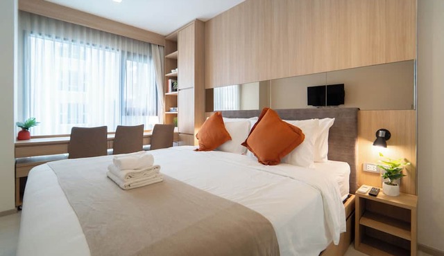 Modern 2BR Thong Lo BTS with Pool, Gym Sauna in Krung Thep Maha Nakhon