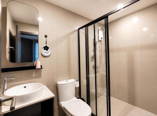 1 minute to the subway entrance Mrt Huai Khwang Most cozy room in this city central The condo has an infinity swimming pool and gym on the top floor in Bangkok