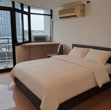 Chao Phraya River Breeze Condo with Tub near MRT in Ban Sai Ma