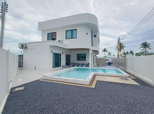 Grand Holiday Pool Villa Bangsaen -4 Bedroom Pool Villa in Pattaya