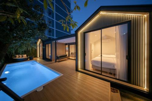 VIA Private Poolvilla 2 Sukhumvit 50 in Amphoe Phra Khanong