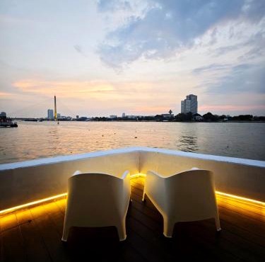 Chao phraya riverfront house Baan Rimphraya in Bangkok