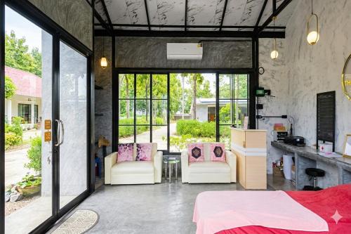 Ban Tew Kao in Khlong Lan