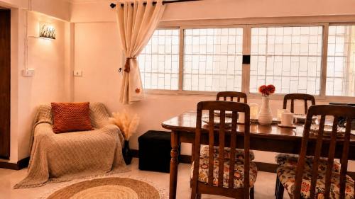 Cozy 2 Queen Bed with Vintage Kitchen at PhayaThai BTS in Bangkok