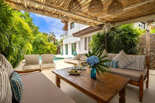 Baan Fah Sai Luxury Villa steps from Beach in Amphoe Koh Samui