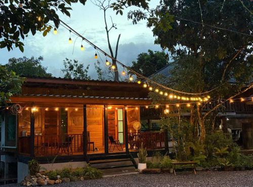 บ้านไม้ชายแดนกาแฟสดแอนด์โฮมสเตย์ in Khuan Ka Long