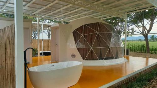 Whitehouse resort in Ban Muang Chum