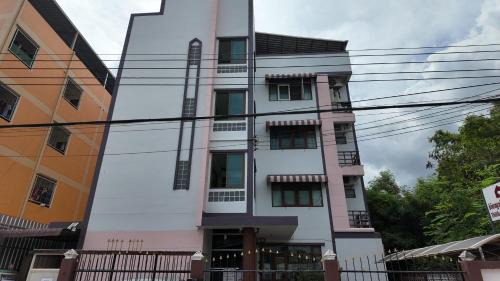 ธิติกาญจน์ อพาร์ทเม้นท์ in Ban Khlong Samrong