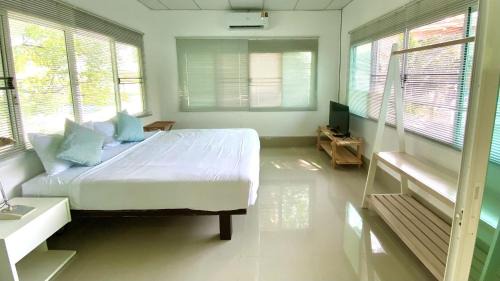 Koh Mook Riviera Beach Resort in Ko Mook