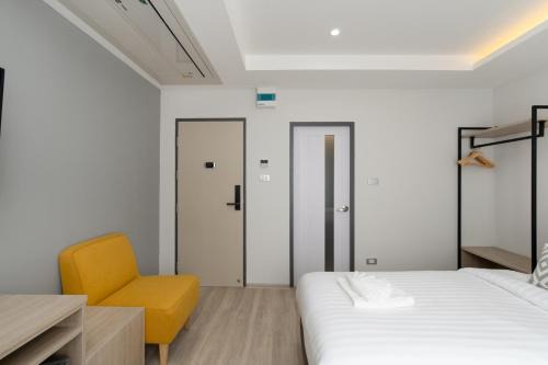 The Riski Hotel at Bangphlat Station SHA in Bangkok