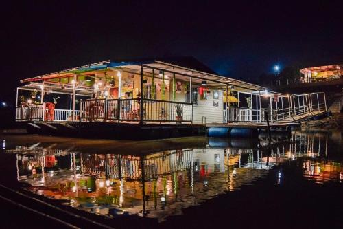 Ruanmai Style Resort 2 in Uthai Thani