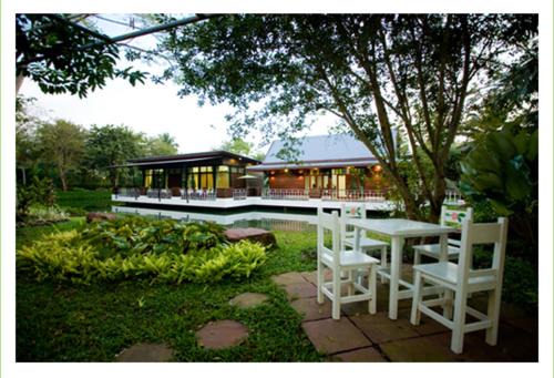Young Coconut Garden Home Resort in Amphawa