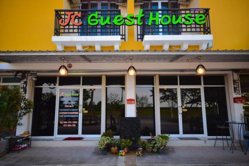 JC Guesthouse @ Suratthani Airport in Ban Hua Toei