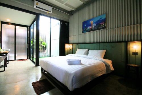 THE TREE Sleep and Space in Trang